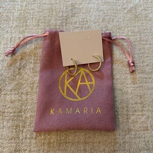 NWT Kamaria Gold Fluted Huggie Earrings